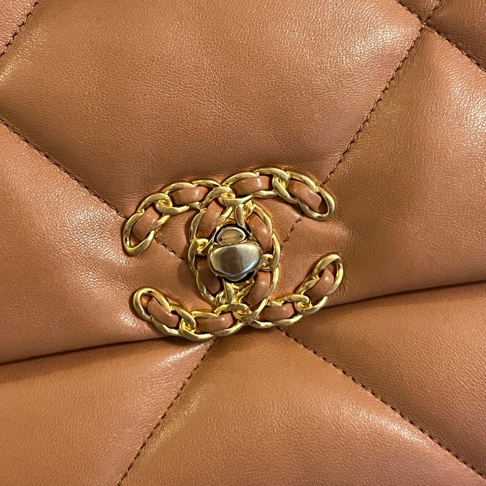 Authentic Chanel 19 large 21P caramel - Picture 5 of 13